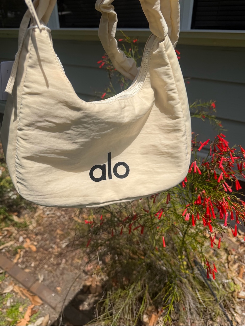 ALO YOGA Cream Shoulder/Crossbody Bag with Ruched Strap - Picture 8 of 16